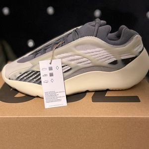 YZY 700 BRAND NEW IN BOX NEVER WORN SZ 8